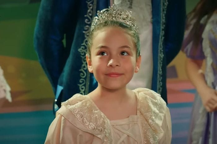 'Hermanos': Los chicos ensayan con Emel y se convierte en la protagonista de una obra de teatro del colegio