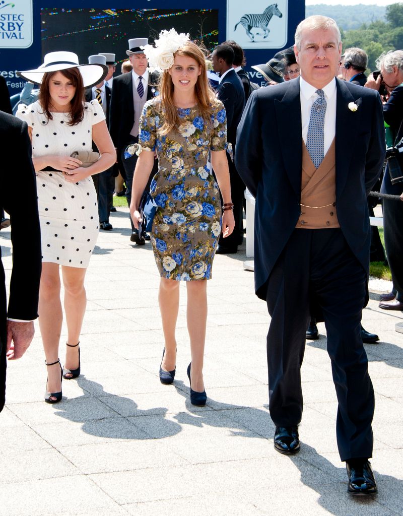 El duque de York, junto con la princesa Beatriz y la princesa Eugenia, asisten al Derby en el hipódromo de Epsom.