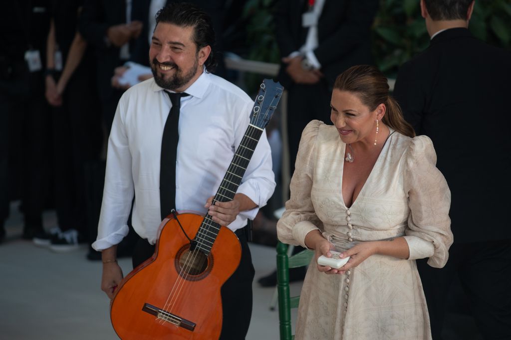 La cantaora y su guitarrista, delante del pontífice