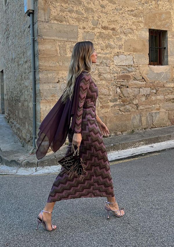 María Pombo con vestido asimétricos de Baymo y capa