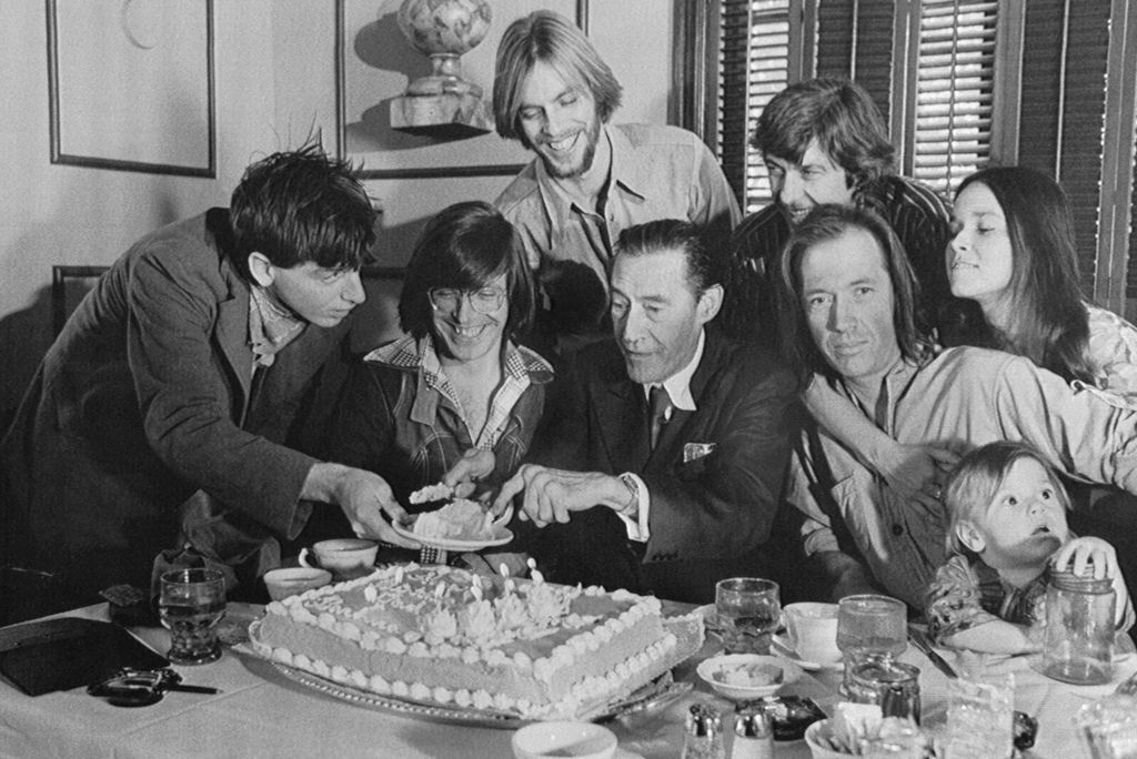 John Carradine con su familia en su 68º cumpleños con Robert Carradine, Christopher Carradine, Keith Carradine, John Carradine, Bruce Carradine, David Carradine, Barbara (Hershey) Seagull, y Free Carradine, el hijo de David y Bárbara.
