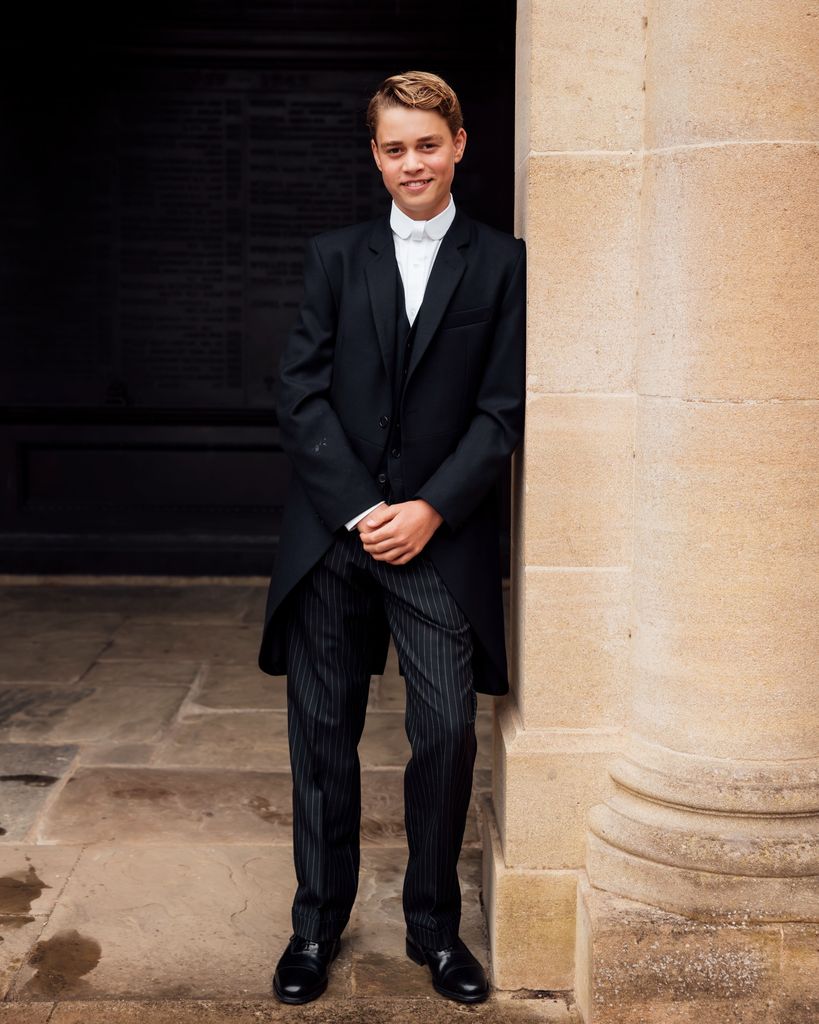 El príncipe George luce radiante en el uniforme de Eton College.
