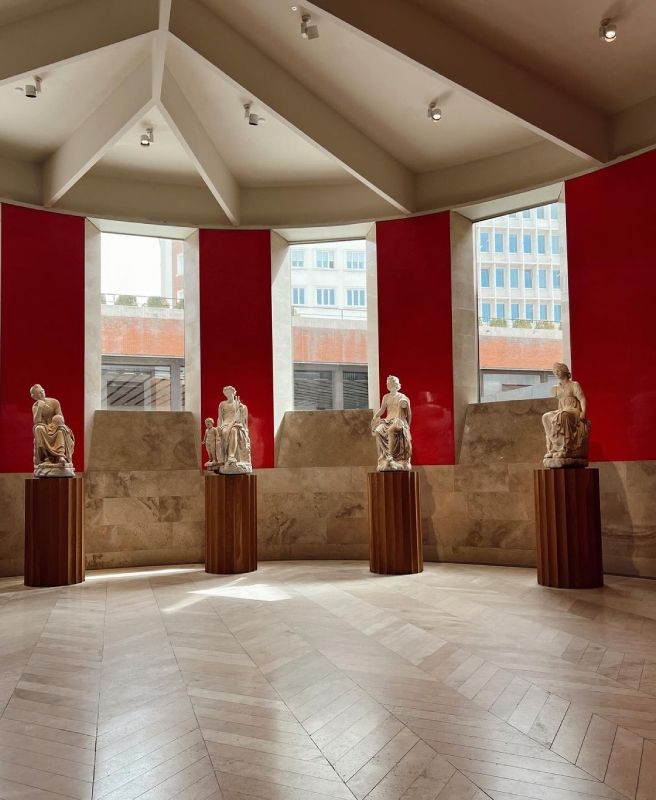 Hande ERçel y sus amigas visitaron la sala de las Musas del Museo del Prado en su viaje a Madrid