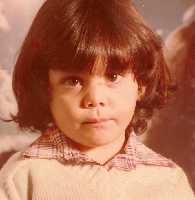 La periodista y presentadora Mónica Carrillo de pequeña