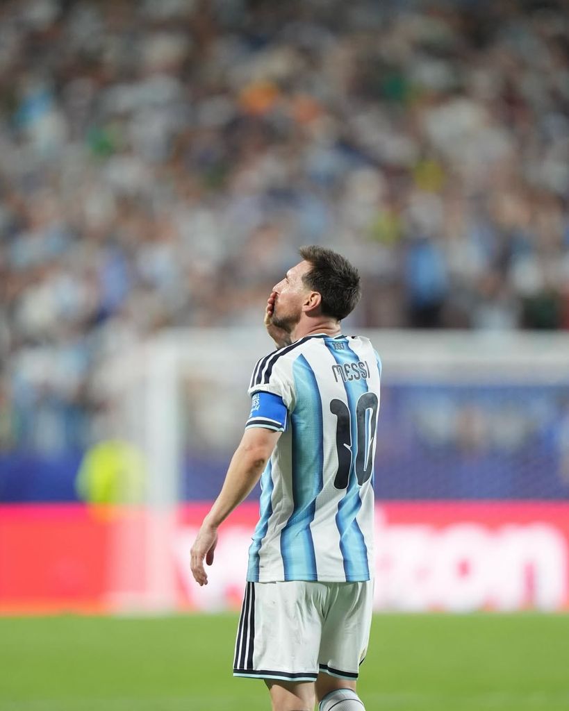Messi tirando un beso a su familia tras meter un gol frente a Argelia en el Mundial 2026