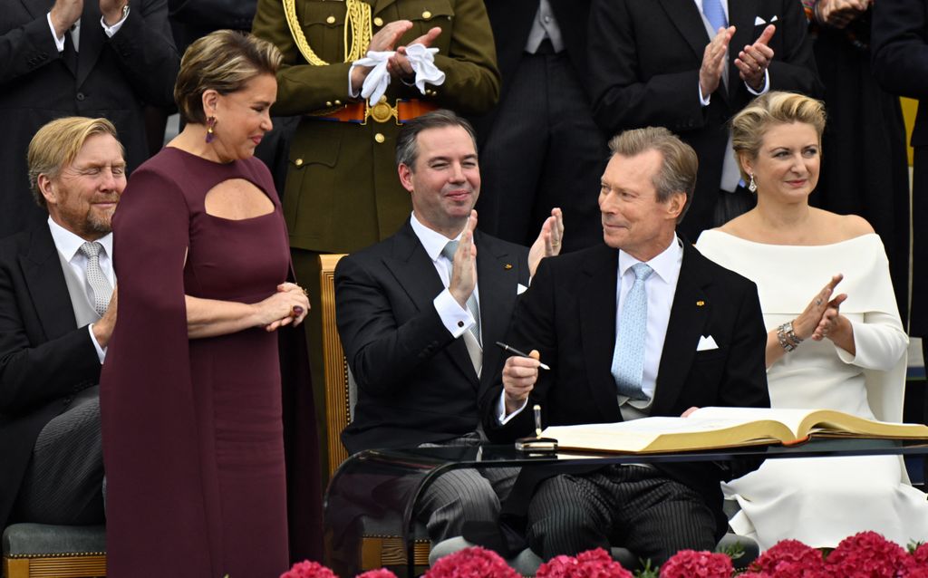 La firma de Enrique de Luxemburgo el día de su abdicación