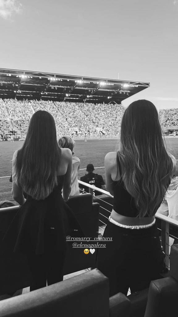 Elena Galera y Romarey Ventura viendo el partido del Inter Miami contra los Vancouver Whitecaps