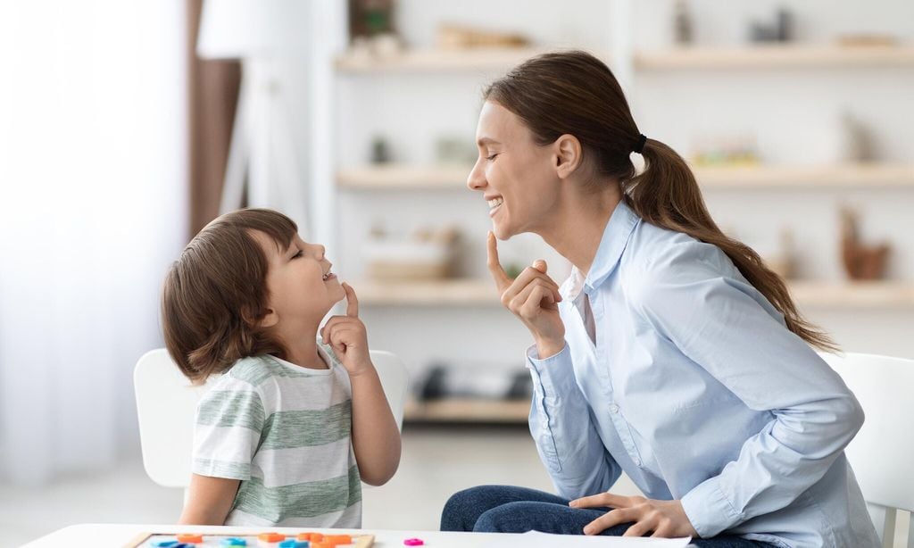 madre estimulando lenguaje hija