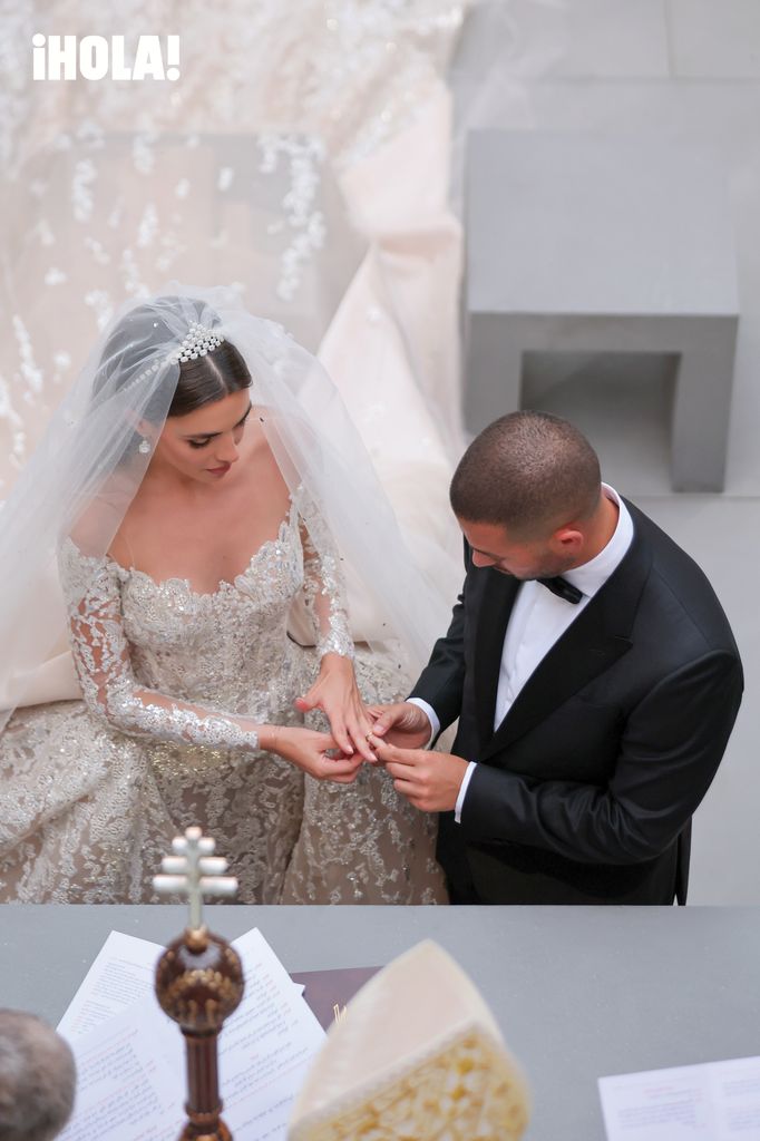 Celio y Zein intercambiando anillos durante la ceremonia.