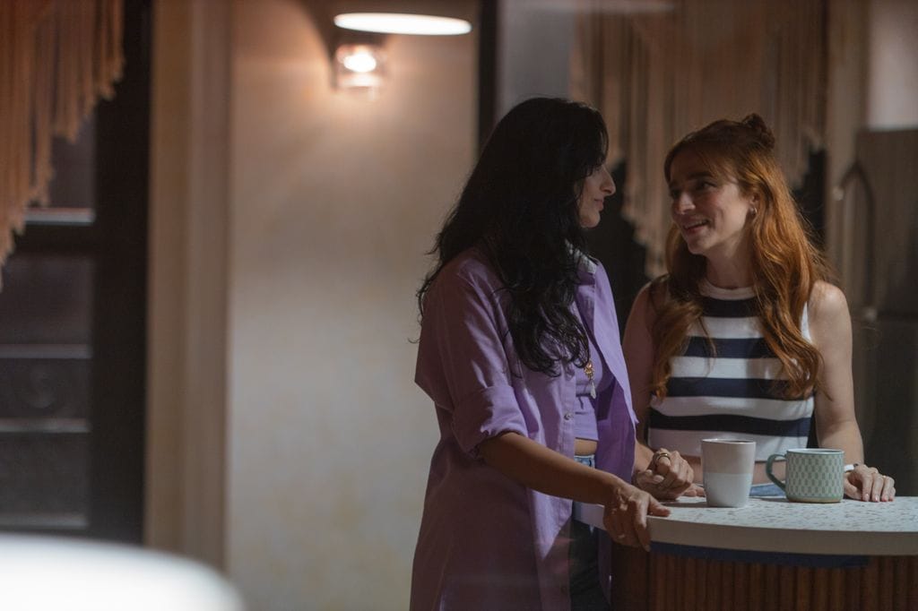 Aislinn Derbez y Marianna Burelli en la serie 'Entre Paredes'.