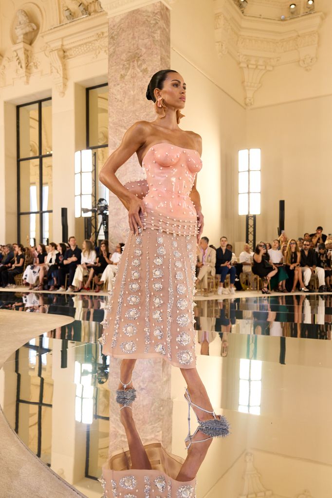 Tras reconciliarse con Taylor Swift para su boda, Karlie Kloss aterriza en París y desfila para la Alta Costura de Schiaparelli