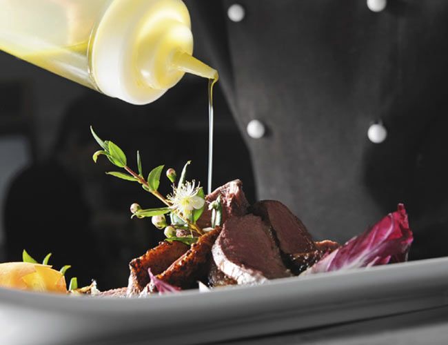 Muchas veces, y en numerosas ocasiones, no hay mejor restaurante que tu propia casa. De eso se encargan numerosas empresas que te envían un chef a domicilio y preparan la cena que escojas sin salir de tu cocina. Sin catering ni platos previamente cocinados.

