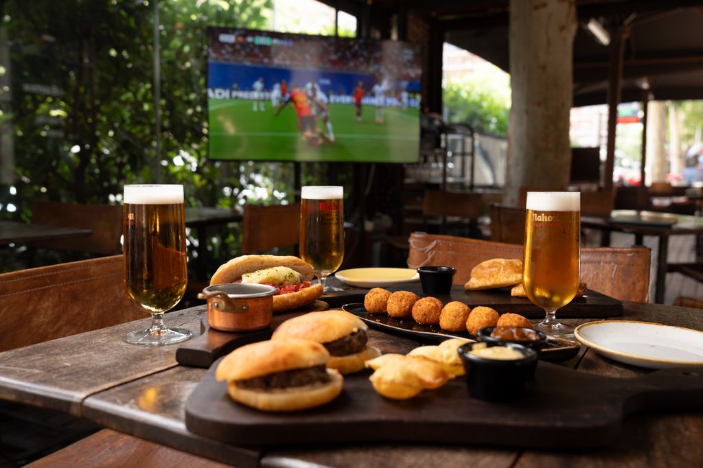 Buena comida, buen ambiente y buen fútbol en un espacio acogedor.