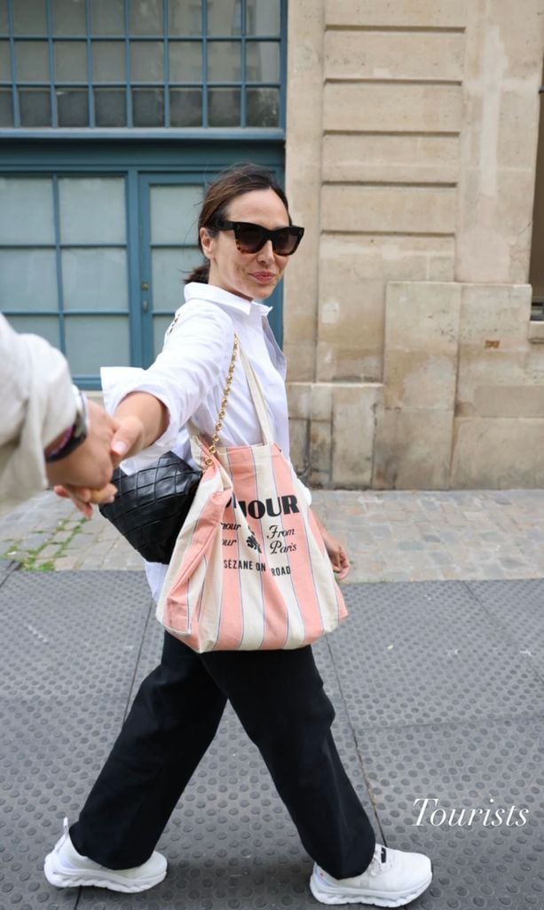 Tamara Falcó con look de básicos en París