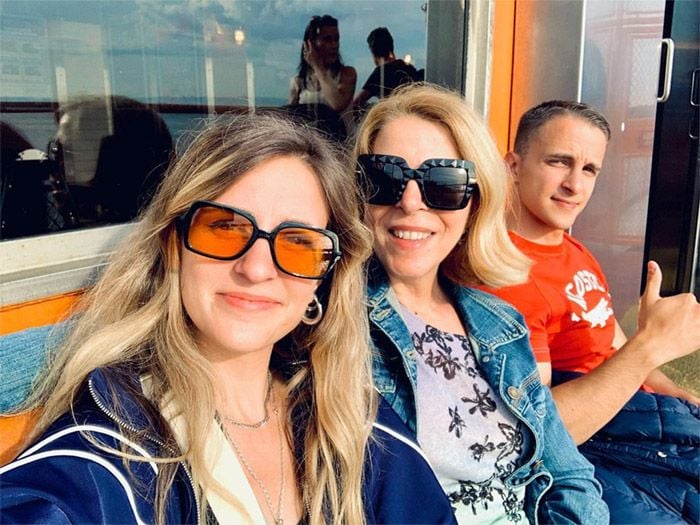 Sole Giménez con sus dos hijos