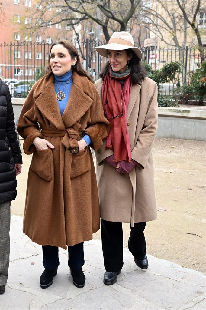 Paloma Segrelles y Claudia Stilianopoulos durante la presentación de la escultura de la artista