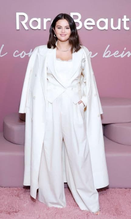selena gomez traje blanco