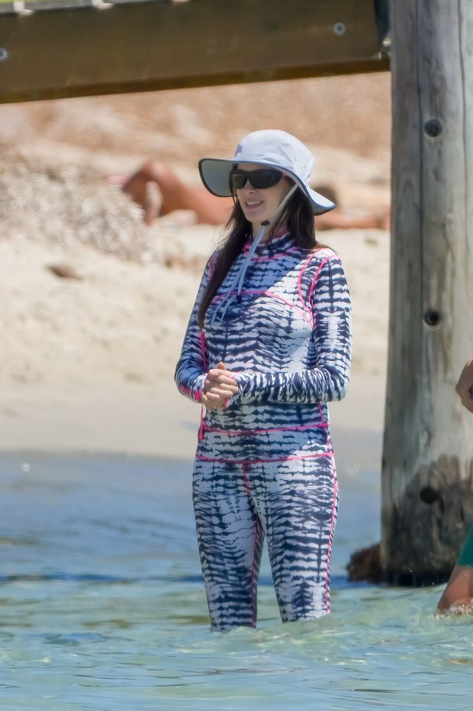 Anne Hathaway disfrutó del mar ataviada en un traje de baño completo.