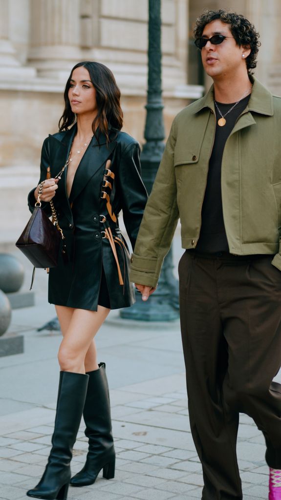 Ana de Armas y Beto Montenegro llegando al desfile de Louis Vuitton en la Semana de la Moda de París