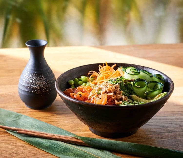 'Poke bowl' de salmón, arroz y aguacate