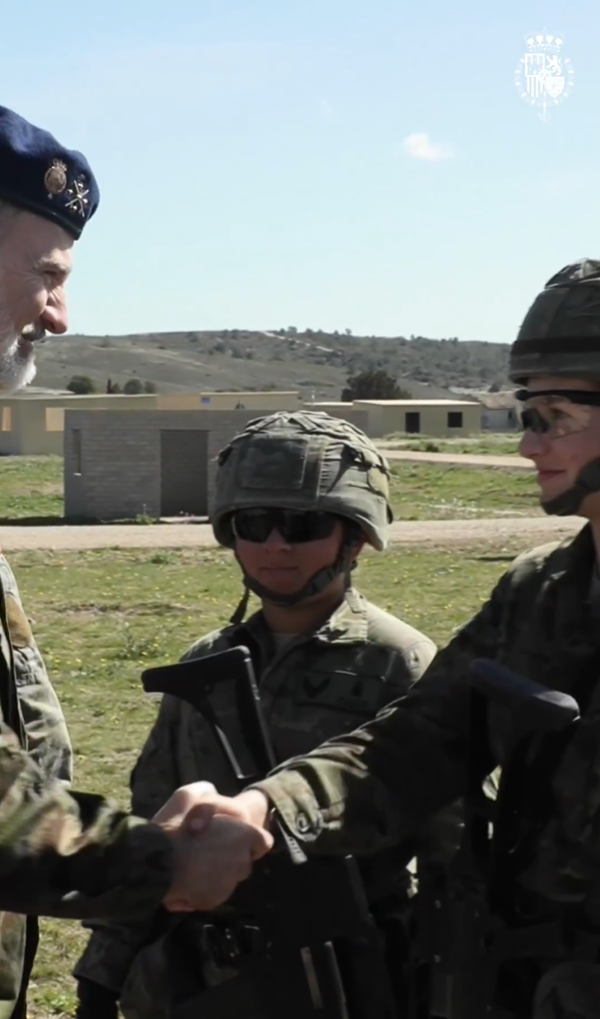 La princesa Leonor estrecha la mano del rey Felipe durante su formación militar