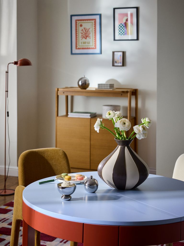 Jarrón de rayas y formas redondeadas con flores