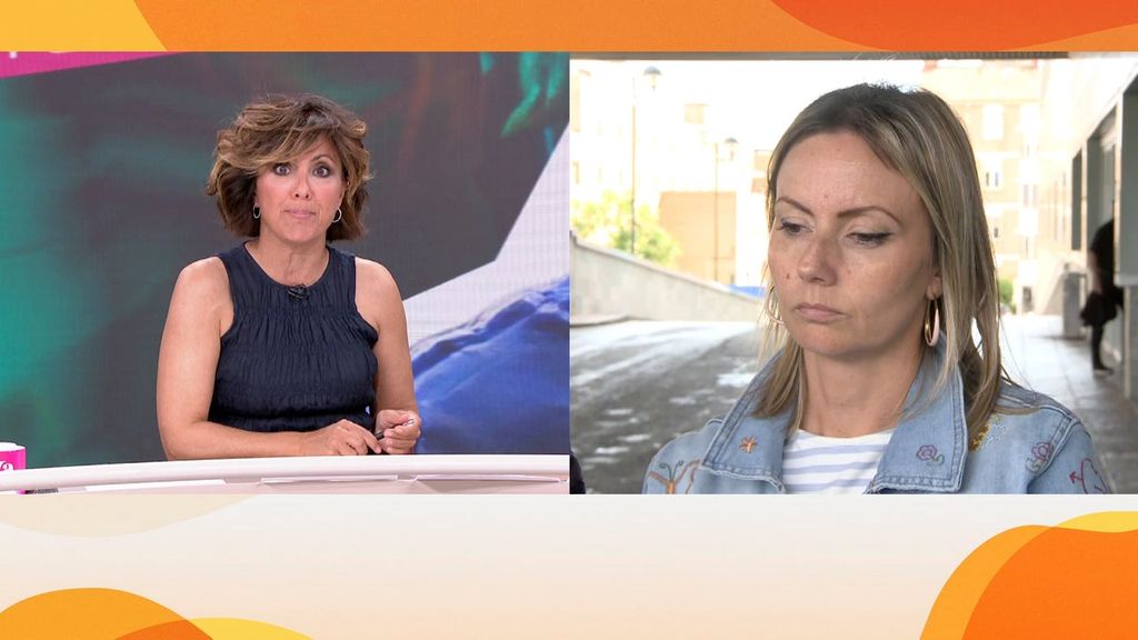 Verónica, prometida del torero Alberto Álvarez, hablando a las puertas del hospital de Zaragoza