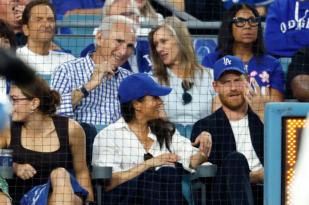 Harry y Meghan derrocharon complicidad mientras charlaban y sonreían en el juego.