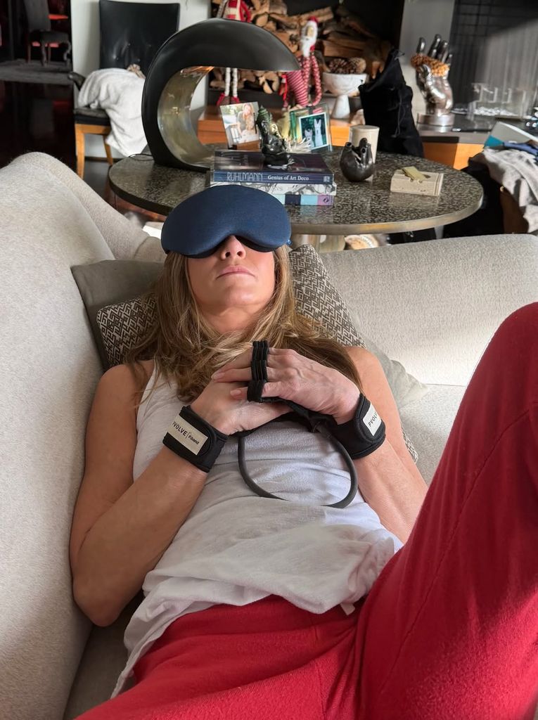 Jennifer relajándose en su sofá