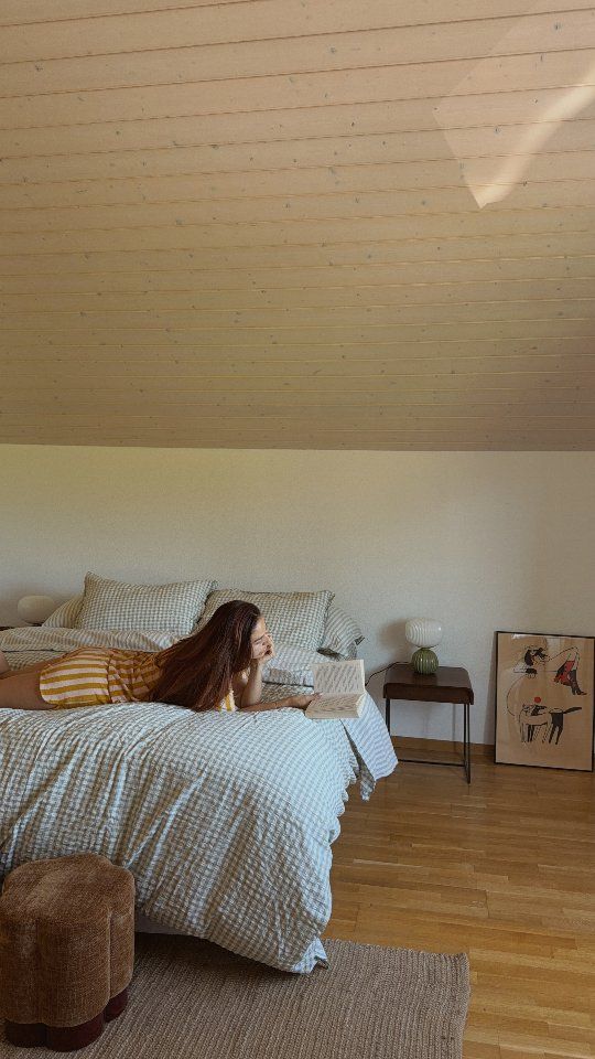 Una chica leyendo en la cama