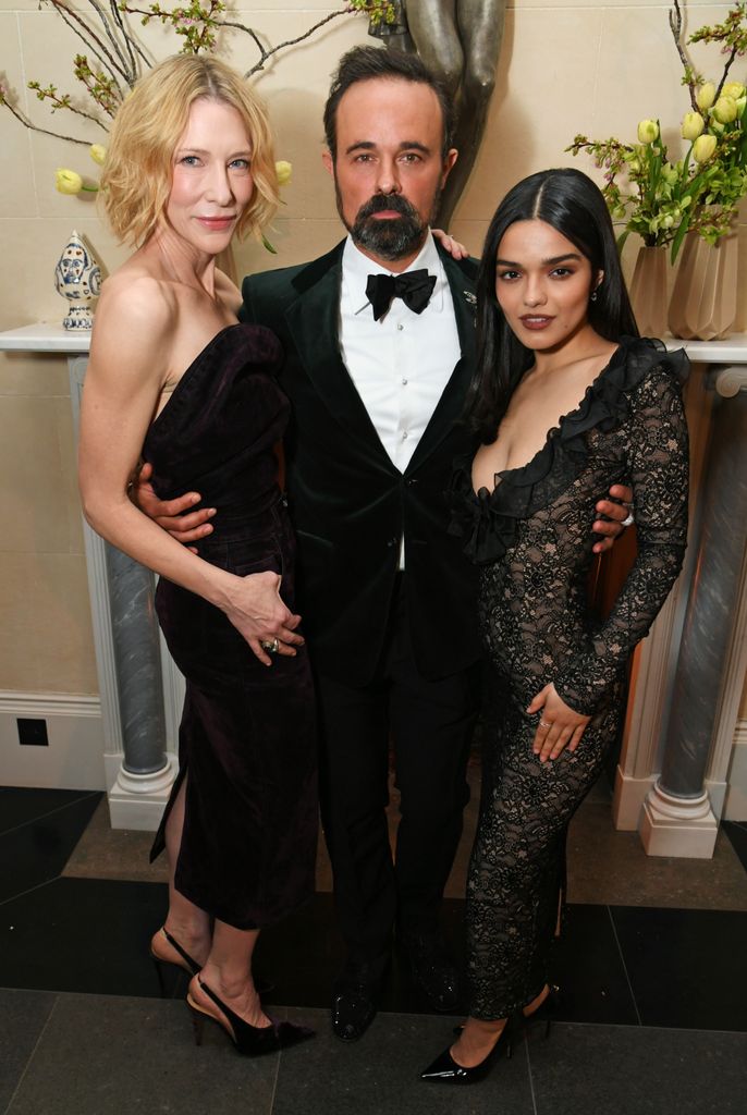 Cate Blanchett, Lord Evgeny Lebedev y Rachel Zegler en la cena de ganadores de The Standard Theatre Awards 2025 (22 de marzo 2026 en Londres)