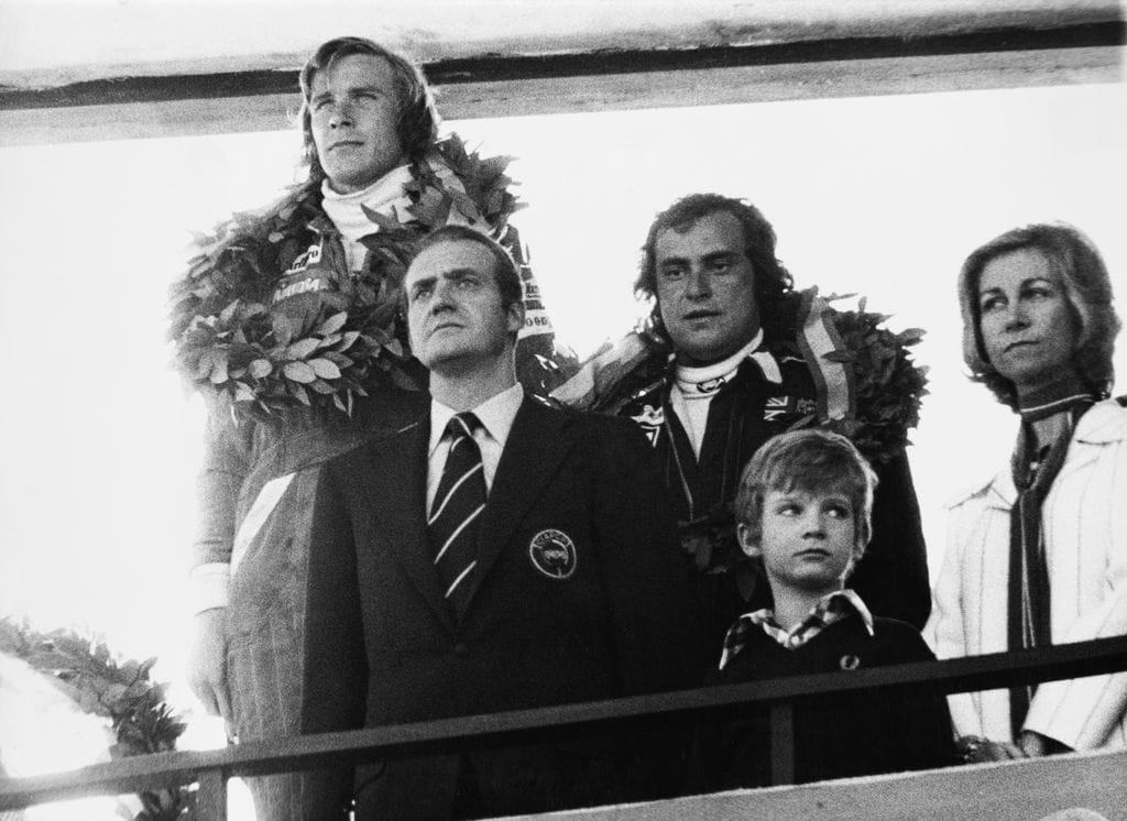 Juan Carlos junto a Felipe, la reina Sofía y los pilotos James Hunt y Gunnar Nilsson en el Circuito del Jarama en Madrid, España, en el año 1976
