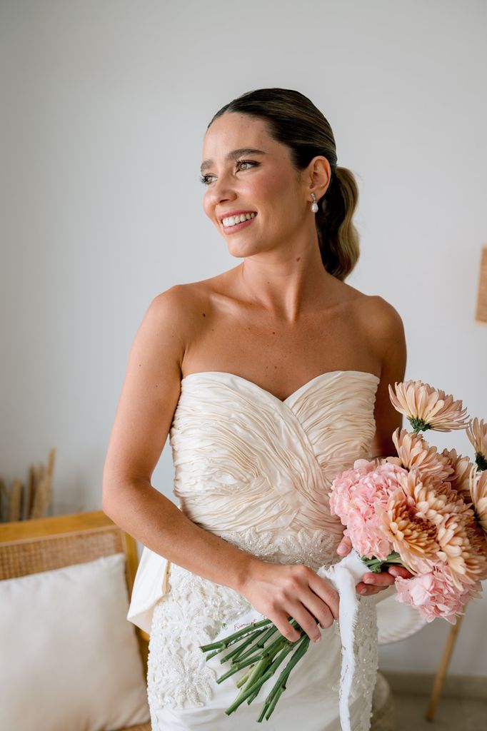 Fuencisla, la novia que se casó con un vestido de alta costura elegido por su abuela en los 80: "Me sorprendió mucho la calidad de las telas"