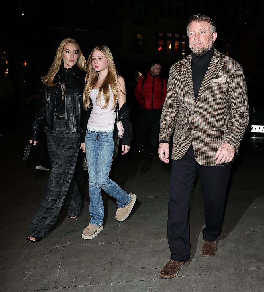 Guy, por su parte, asistió a la fiesta junto a su esposa Jacqui Ainsley, con quien se casó en 2015, y con su hija Rivka, de 13 años.