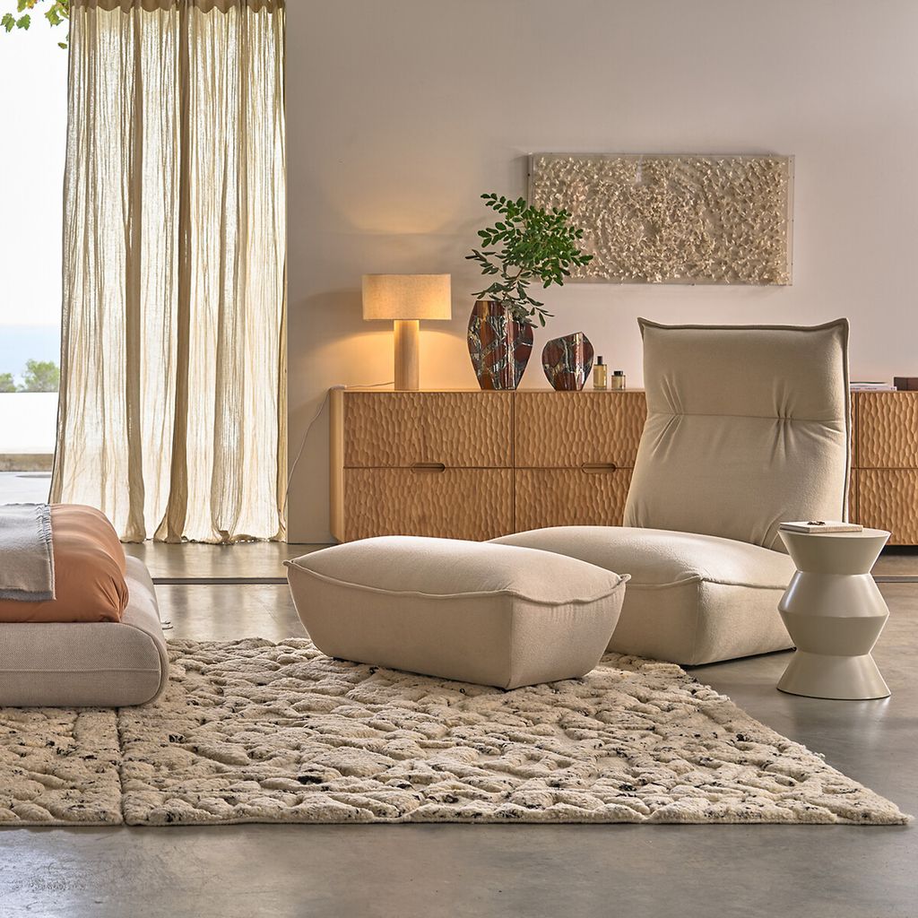 Rincón de relax con sillón y reposapiés