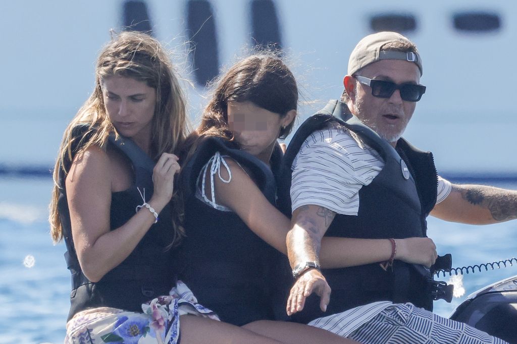 Alejandro Sanz, Stephanie Cayo y Alma compartieron uno de los momentos más divertidos de la jornada al subirse juntos a una moto de agua