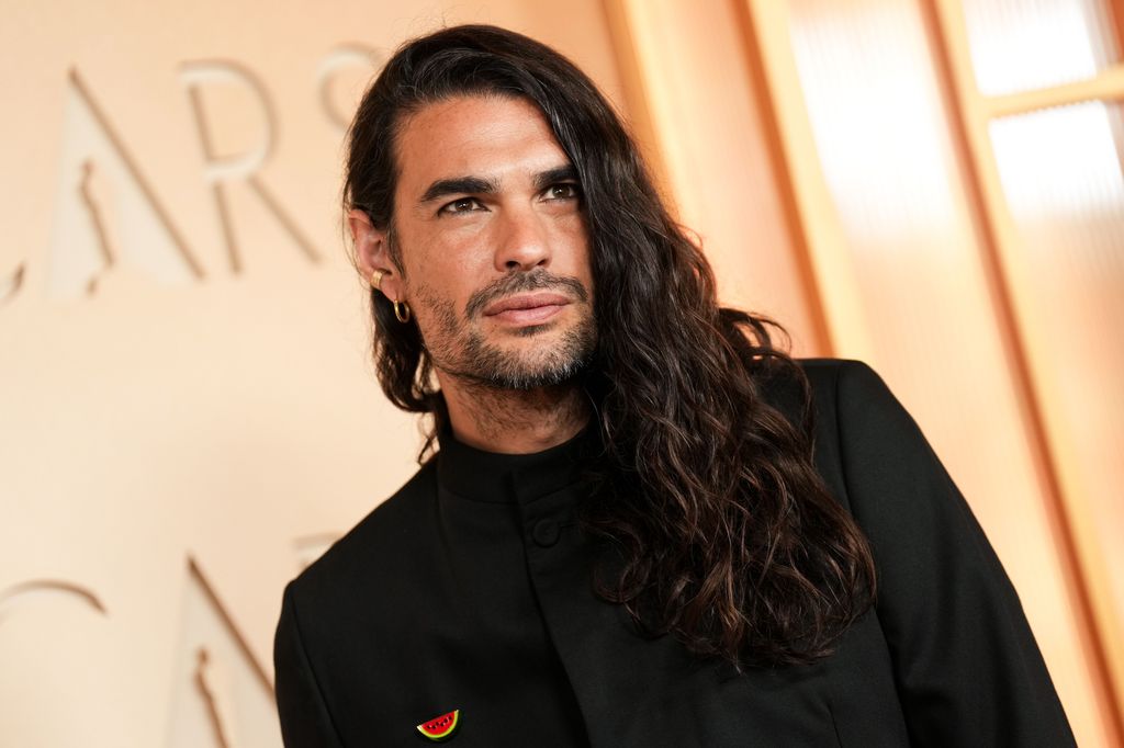 El director español Oliver Laxe en la alfombra roja de los premios Oscar 2026, vestido de Adolfo Domínguez. 