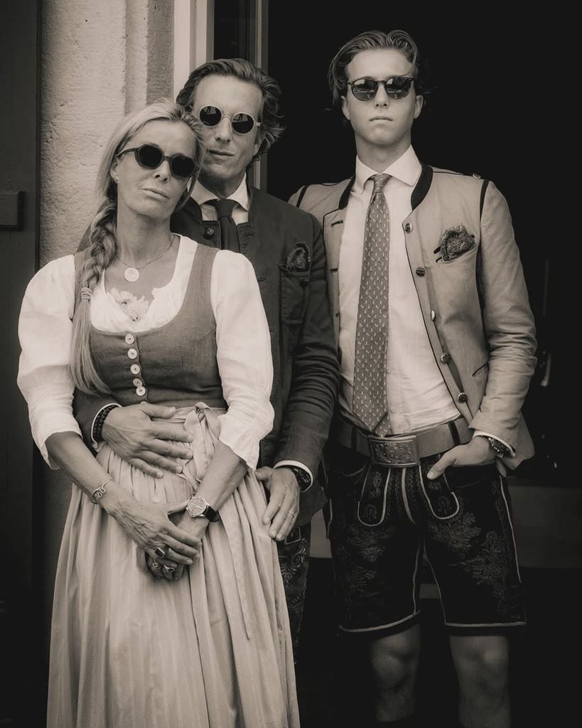 Carl-Eugen Oettingen-Wallerstein con su mujer, la princesa Anna, y su hijo pequeño, el príncipe Eugen