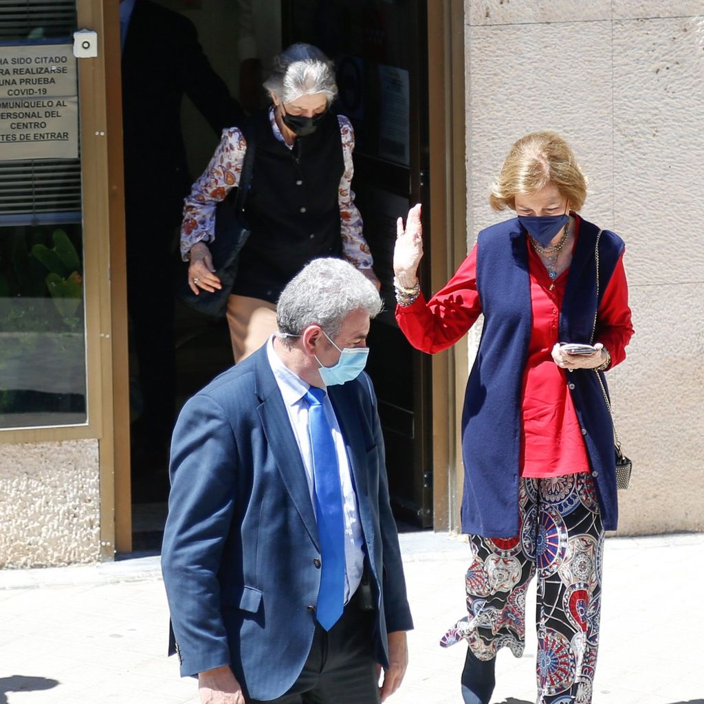 La reina Sofía acompaña a su hermana Irene de Grecia a ponerse la vacuna del coronavirus
