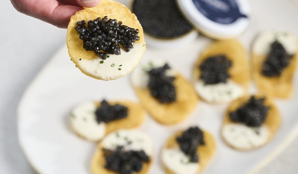 Aperitivo de patata frita y caviar                