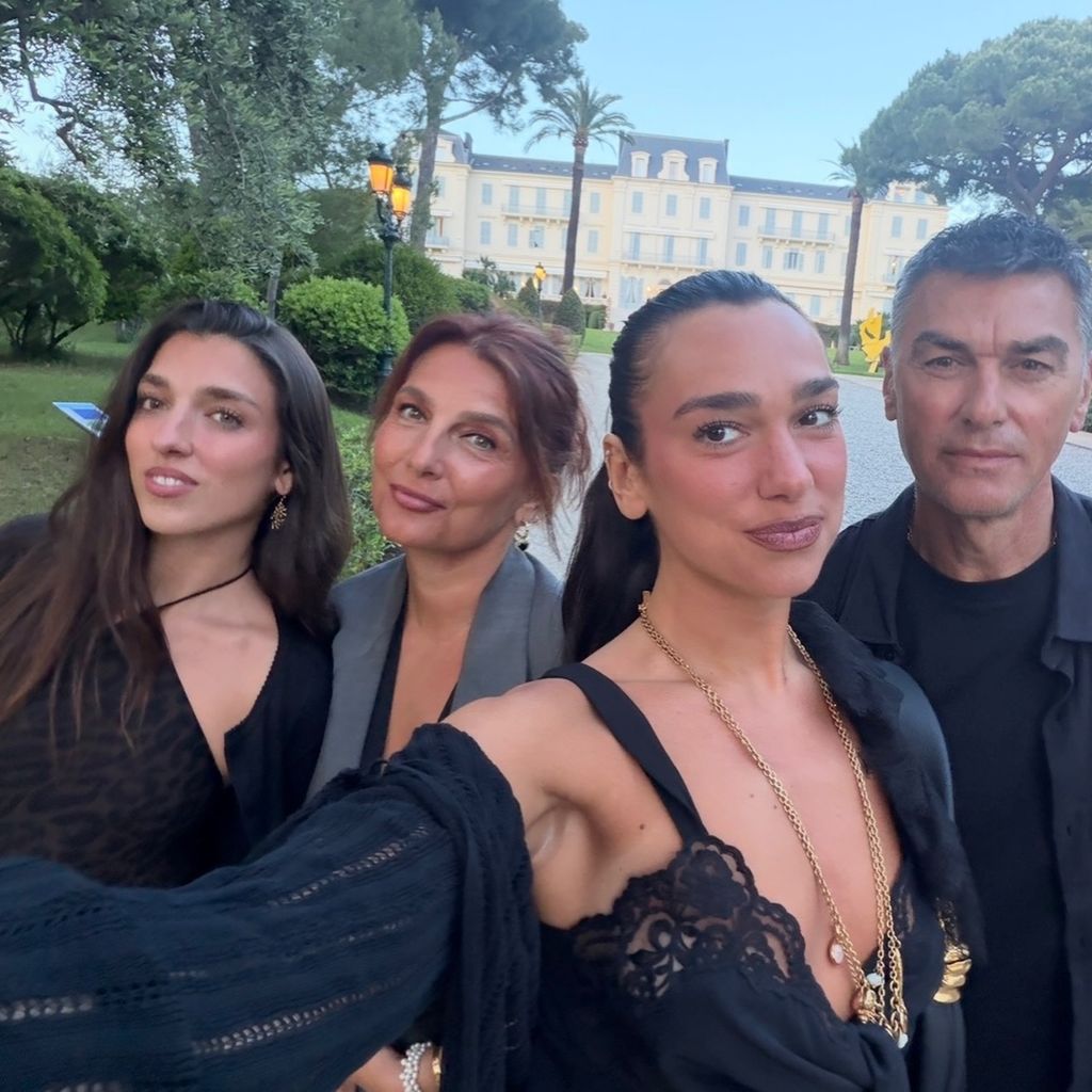 La estrella británica con sus padres y su hermana