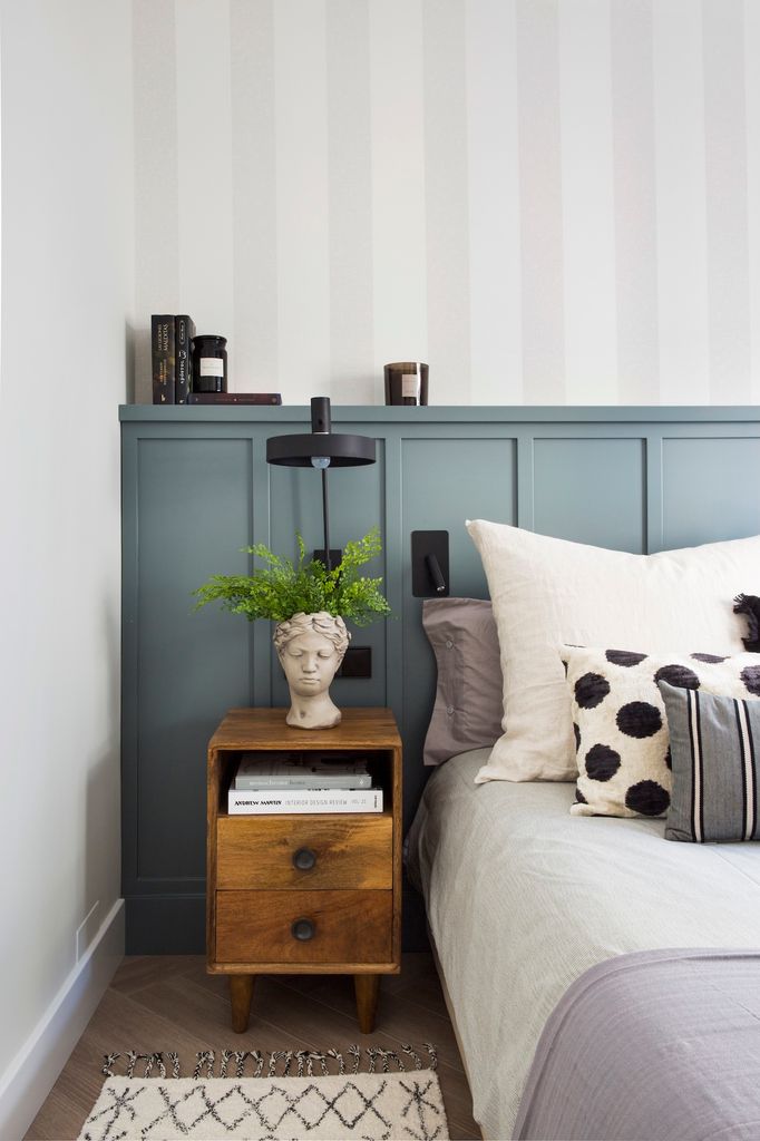 Dormitorio con cabecero a modo de arrimadero.