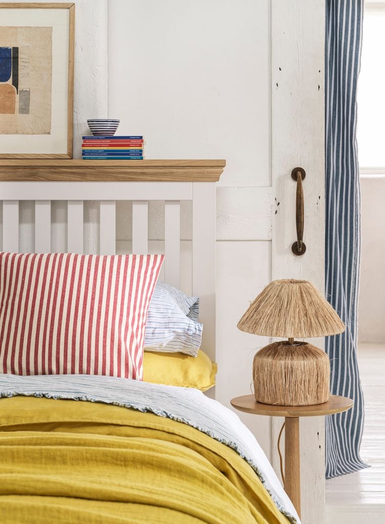 Dormitorio con muebles de madera y lámpara de fibra