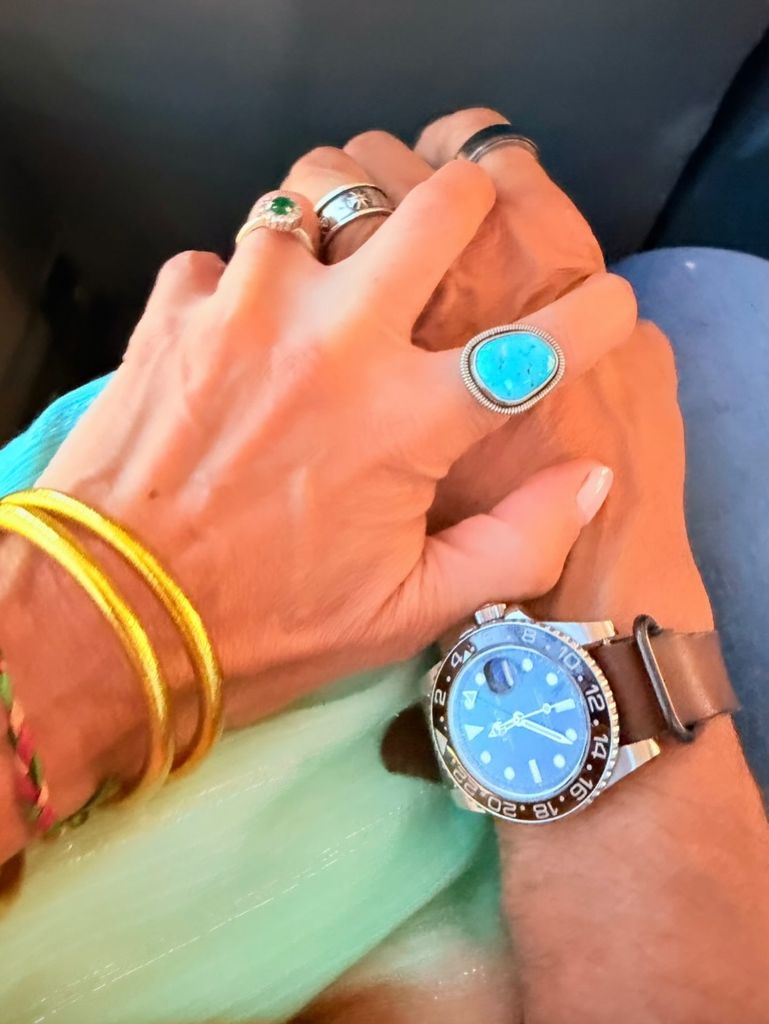 Paulina mostró el anillo que Juan le obeequió con tanto amor