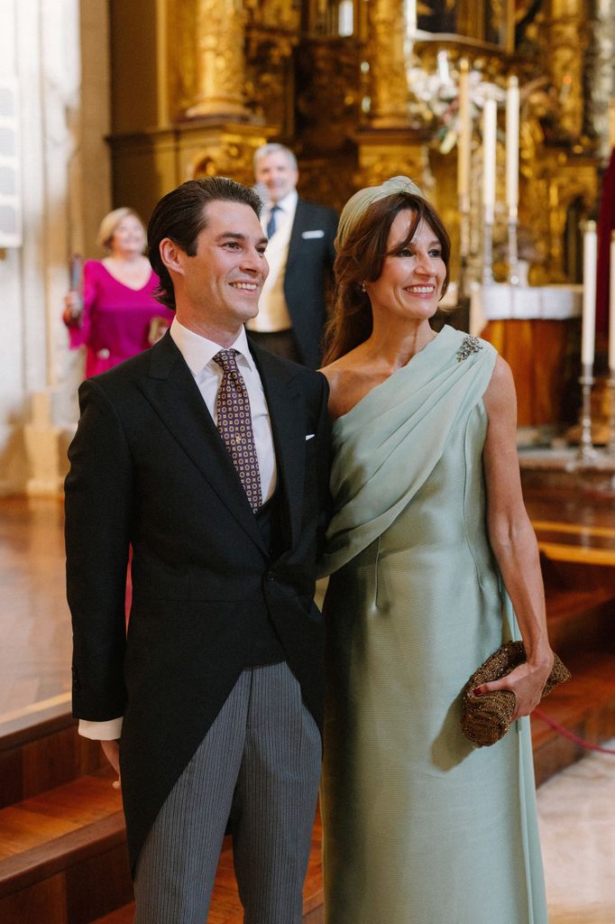 Vestido de madrina desmontable y asimétrico con tocado a juego