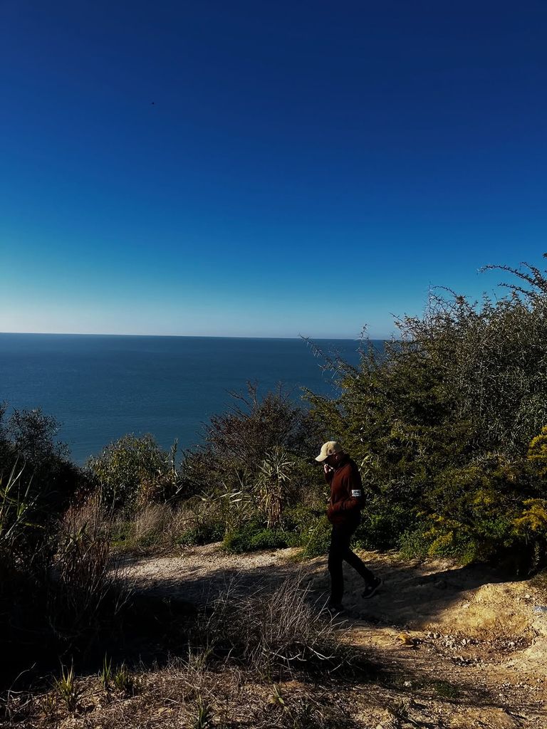 El político, en una de las excursiones frente al mar