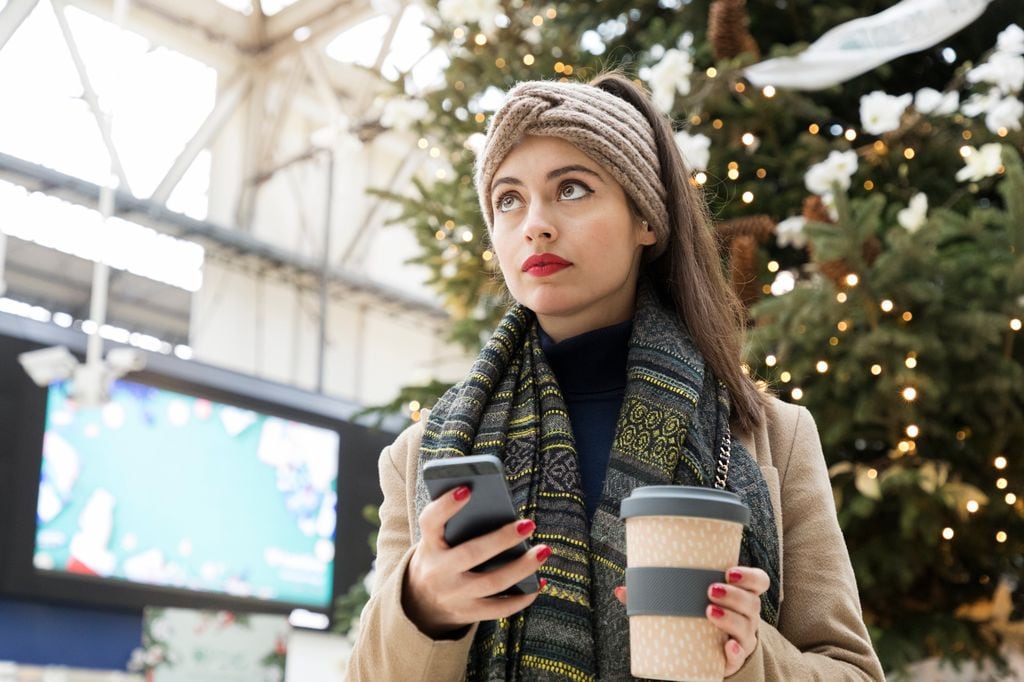 Mujer preparada para viajar en Navidad 