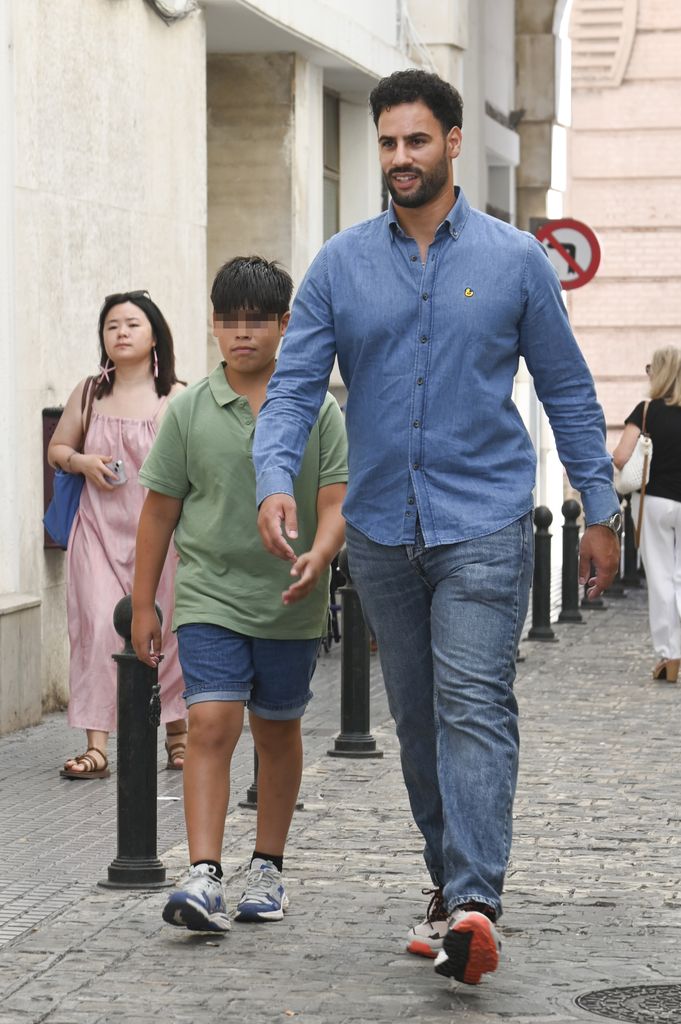Asraf Beno con el pequeño Alberto, hijo de Isa Pantoja, en Cadiz. 25 Junio 2025