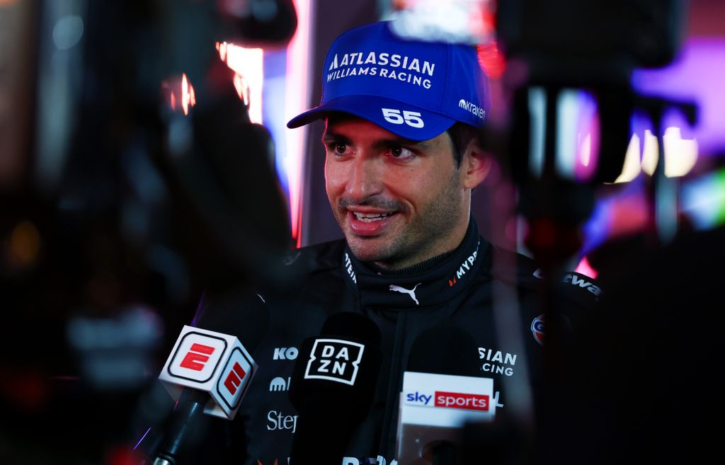 Carlos Sainz atiende a la prensa