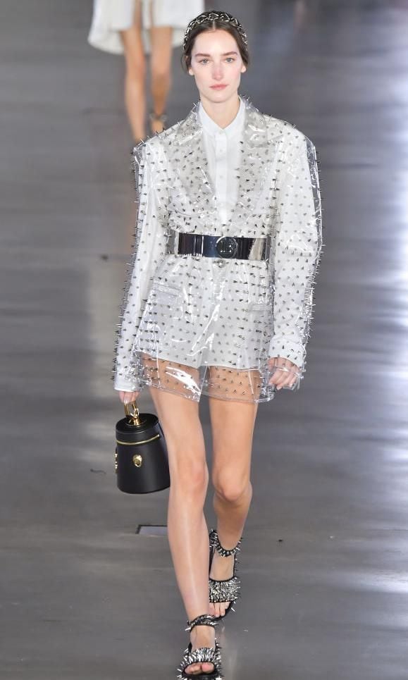 modelo desfilando en pasarela de balmain